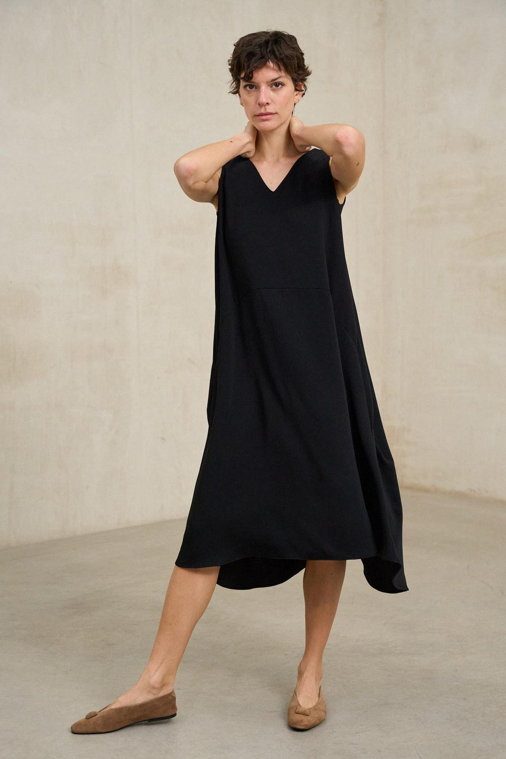 rivera midi dress Naïra black flowy sleeveless midi dress with V-neck