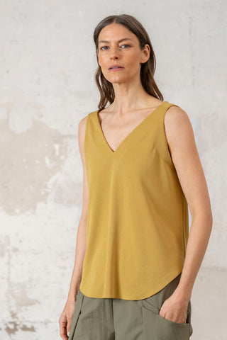 TOP ESCOTE PICO TIRANTE ANCHO MOSTAZA