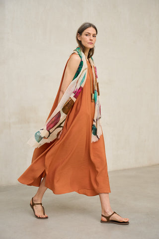 look verano mujer vestido terracota fluido con foulard estampado