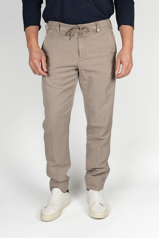 Pantalón My Myths taupe con cintura elástica y cordón