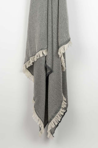 Fular Daneva gris con flecos