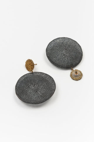 PENDIENTES MALLA GRIS OSCURO Y DORADO